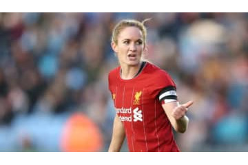 リヴァプール女子主将、コロナ禍でサッカー休業　家族経営の介護施設で働く 画像