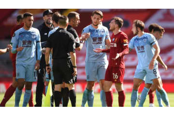 リヴァプールDF、審判罵倒を反省もVARに不満爆発　「問題シーン」がこれ 画像