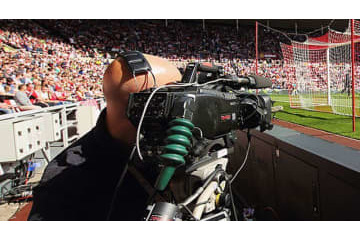 気持ち入ってる！「選手と一緒に倒れるカメラマン」が話題 画像