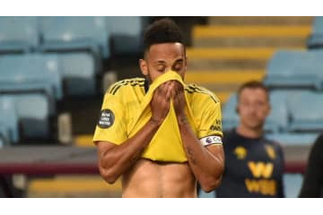 オーバメヤング、文字通りの「笑いディフェンス」が話題に 画像