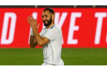 休暇中のベンゼマ、寿司を食う 画像