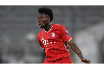 バイエルン爆速王A・デイヴィス、痛がる…味方との「ひやり接触シーン」がこれ 画像