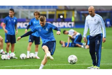 「左利きか」 ジダン監督、クロースの“両足マスター”にビビる 画像