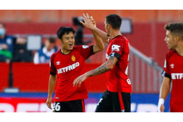 久保建英、マジョルカ選手とのお別れハグがぐっとくる　頭なでなでも 画像