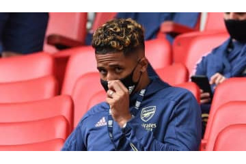 アーセナルの仲良しコンビ、居辛そうな若手に「爆笑いじり」を仕掛ける 画像