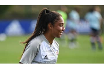 熊谷紗希の目前で発生…19歳女子DFの「ジャンピング顔面膝蹴り」がこれ 画像