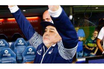 マラドーナ、宇宙飛行士か…「全面マウスガード」姿がすごい 画像