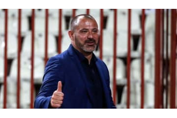 「ツルヴェナ・ズヴェズダ」ってこんな発音！スタンコヴィッチがあの人に教える 画像