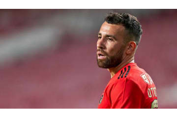 オタメンディ、初戦で“金の無駄”と言われる…「すっ転びボールロスト」がこれ 画像