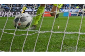 前線上がったGK、起死回生のゴール！→戻れずロングシュート決められて負ける 画像