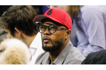 エヴラ、「パットマン」に変身して踊り狂う 画像