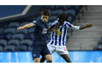 酒井宏樹、CLで珍シーン！足を踏んだ相手のスパイクがもげる 画像