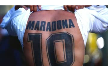 「マラドーナ手術成功」を喜ぶ激アツファンがすごい 画像