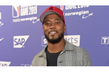 エヴラ、金髪三つ編みのヅラで歌い踊る 画像