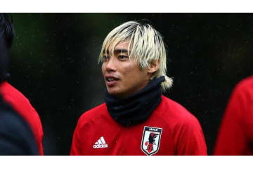 コロナから復活の伊東純也、練習での「鮮やかヒールシュート」 画像