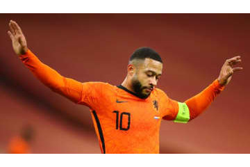 デパイ、主審をずっこけさせる　パスで 画像