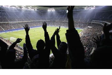 実際の試合はまだ無人なのに…「満員のサポ」を撮影した映画が炎上 画像