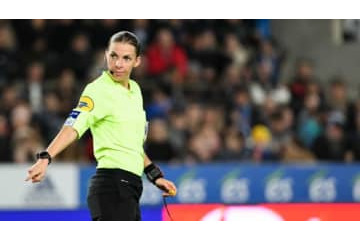 史上初！UEFAチャンピオンズリーグ、初めて女性審判が主審を担当 画像