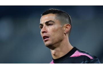 ロナウド、女性主審の前でやった「またぎ」がこれ 画像