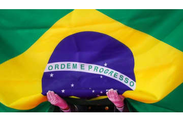 ブラジルの美女たちはビキニでもこんなリフティングができる 画像