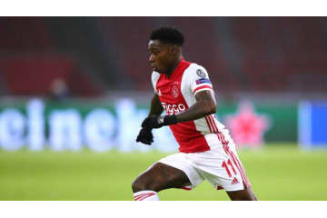 アヤックスFWプロメス、家族を刃物で刺して逮捕か 画像