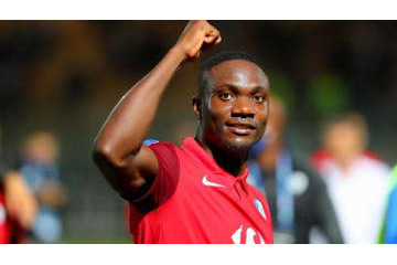 初のMVPに輝いた選手、トロフィーを前に小ボケをかます 画像