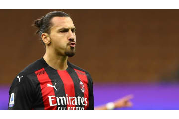 イブラヒモヴィッチ、またクリスマスに「中指突き立て」画像を投稿 画像