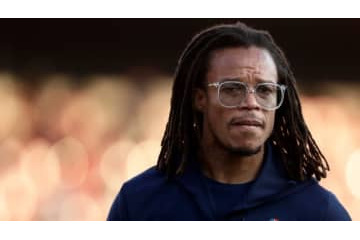 闘犬ダーヴィッツ、監督初戦でなんと「一発レッドカード」で退場！ 画像