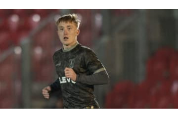 大腿骨壊死から10年…選手デビューの息子を見た「父の喜び」が感動的 画像