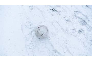 ウォーリーをさがせか！「真っ白ユニフォーム」で雪の試合を戦うとこうなる 画像