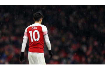 若手に愛されたエジル、ベテランにウザがられる？ 理由は「変態パス」か 画像