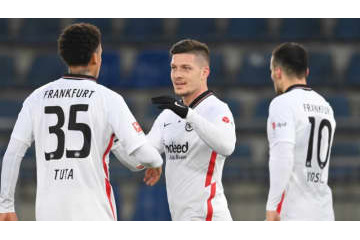 ブンデスは楽勝なのか…ヨヴィッチ、レアル超えゴール！鎌田のアシストがこれ 画像