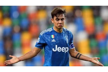 ディバラ、秋田犬に筋トレを阻止される 画像