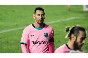 メッシ、思わず倒れ込む…「ズタズタからの右足大失敗」がこれ 画像