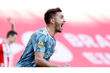 吉田の元同僚タディッチ、至近距離からコインを投げられる…頭部に直撃 画像