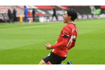 南野拓実、プレミアリーグの月間最優秀ゴール候補に！あの超ゴールで 画像