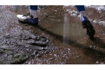 これはドロいぜ！ドロドロのピッチで驚愕ロングシュートが決まる 画像