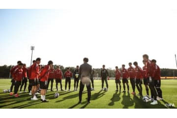 いまの日本代表、選手たちはこんな感じで練習ウェアやジャージ類を貰う 画像