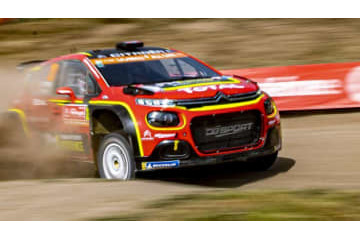 ヴィラスボアス監督、本格ラリーカーで激走！クラッシュも 画像