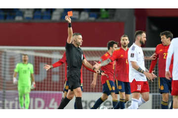 殺す気か…スペインの至宝ペドリがやられた「非道タックル」がひどい 画像