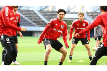 南野拓実 「なんだそれ！」と日本代表選手をビビらせた“必殺の逆曲がり”シュート 画像