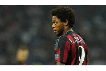 元ミランFW「コロナ感染中に隔離を無視、母と買い物して男性を轢く」 画像