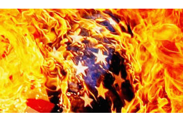 怒るユナイテッドファンたち、アメリカ国旗を燃やす 画像