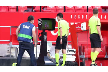 前代未聞！VARが試合終了後に「1分だけプレー再開」を指示…理由は主審の“ミス” 画像