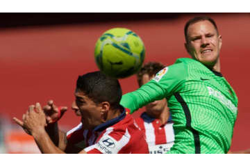 「立てよ！」バルサGKテアシュテーゲン、元同僚スアレスに怒る 画像