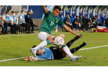 これが南米だ！ウルグアイ代表MF、死んでも奪われない「ド根性ドリブル」がすげぇ 画像