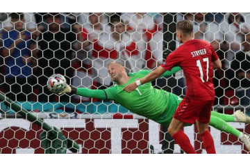 EURO負けたけど…デンマーク守護神シュマイケルの「神セーブ」がすごい 画像