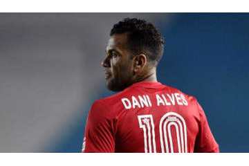 五輪で来日のダニ・アウヴェス、CAのマネでウケを取る 画像