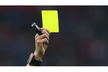 「センスありすぎ」主審がヴィラサポーターに提示したイエローカードが最高 画像