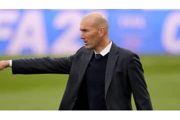 ジダン、「パデルで股抜き」する 画像